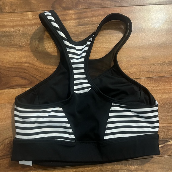 Black and white striped sports bra - Picture 3 of 4